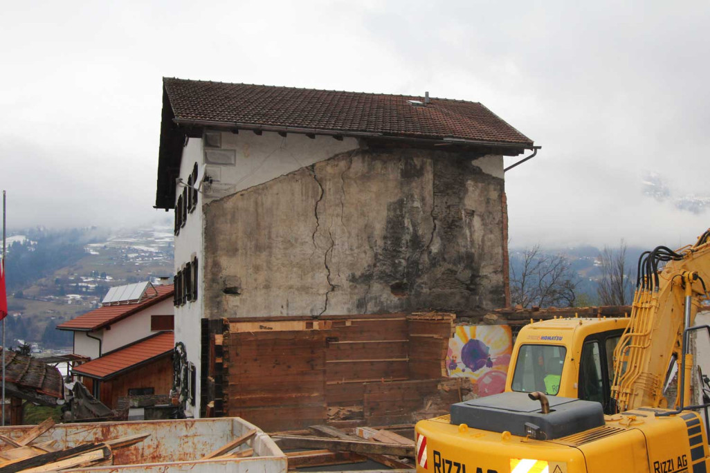 Hauswand mit Rissen